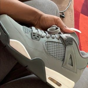 I am selling the gray retro 4s , it’s a 6 in boys
